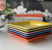Le Creuset Rainbow Color 6 Piece Ceramic Square Household Plate Set – 23cm - Image 2
